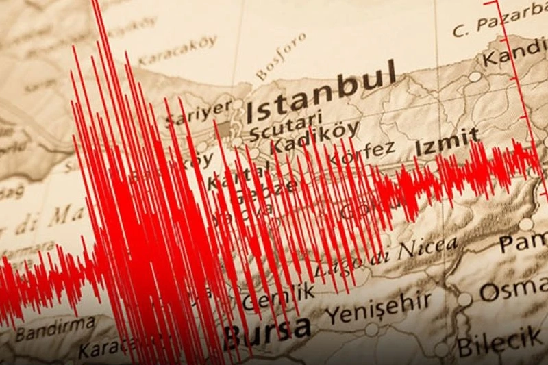 Deprem sonrası İstanbul'da 4 binada ağır hasar! 17 vatandaş panikle hastanelik