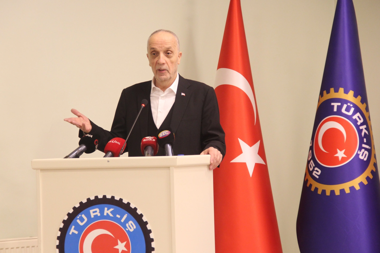 T&Uuml;RK-İŞ '&Ccedil;alışma Hukuku Buluşmaları' sempozyumunu d&uuml;zenledi