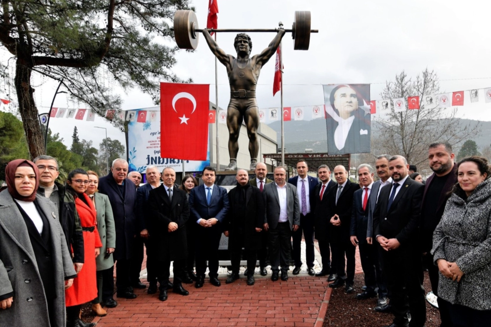 Cep Herk&uuml;l&uuml;'n&uuml;n heykeli dikildi