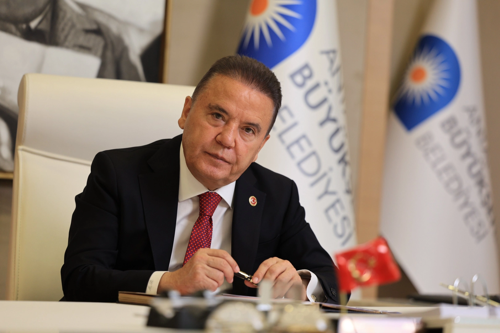 Muhittin B&ouml;cek hastaneye kaldırıldı