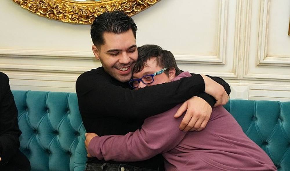 Sanat&ccedil;ı Emir Can İğrek, &Uuml;sk&uuml;dar Tebess&uuml;m Kahvesi'ni Ziyaret Etti